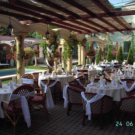 Hotel Bow Garden Komárno Extérieur photo