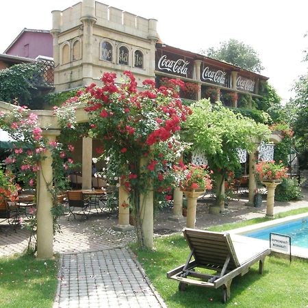 Hotel Bow Garden Komárno Extérieur photo