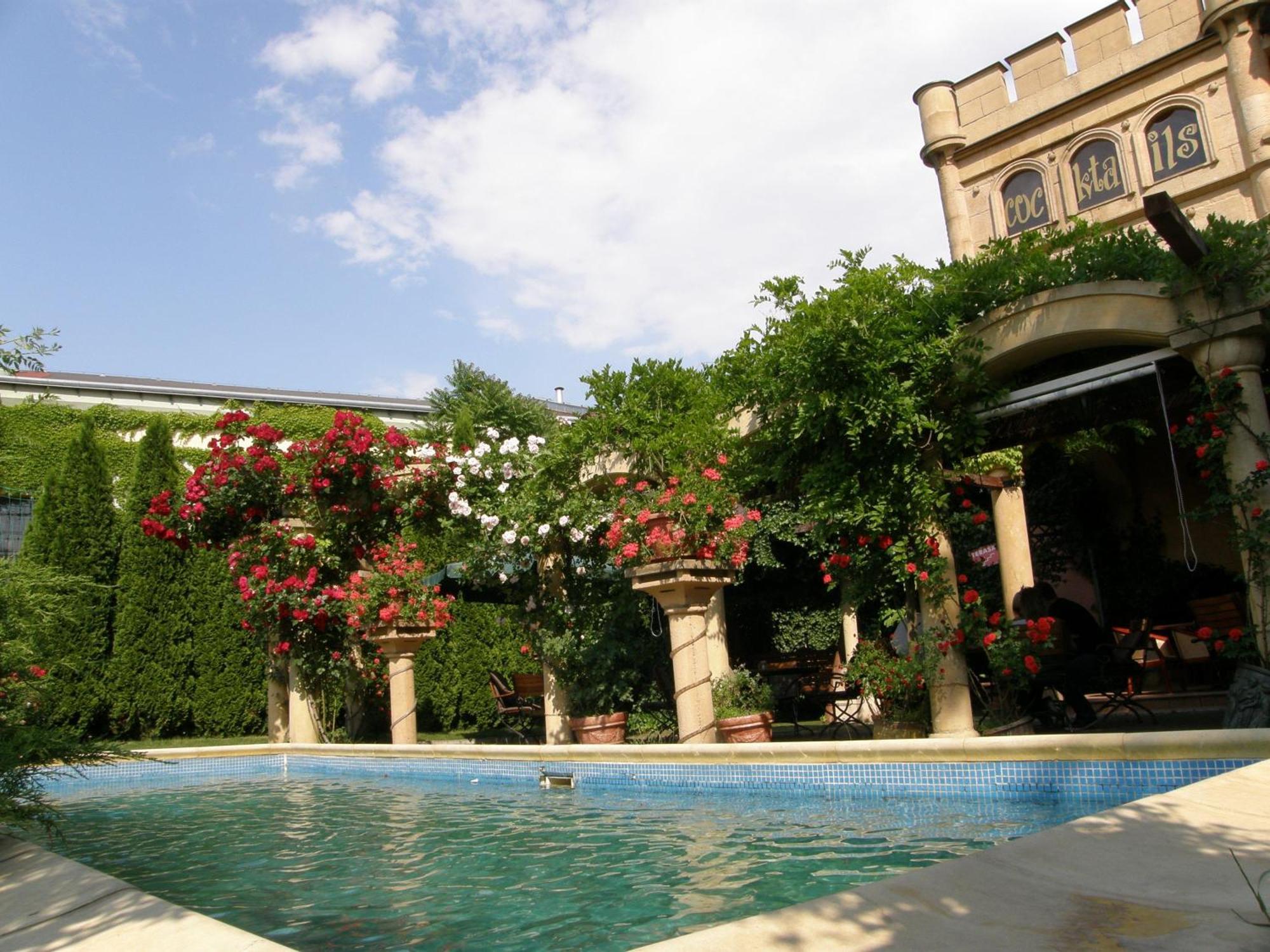 Hotel Bow Garden Komárno Extérieur photo