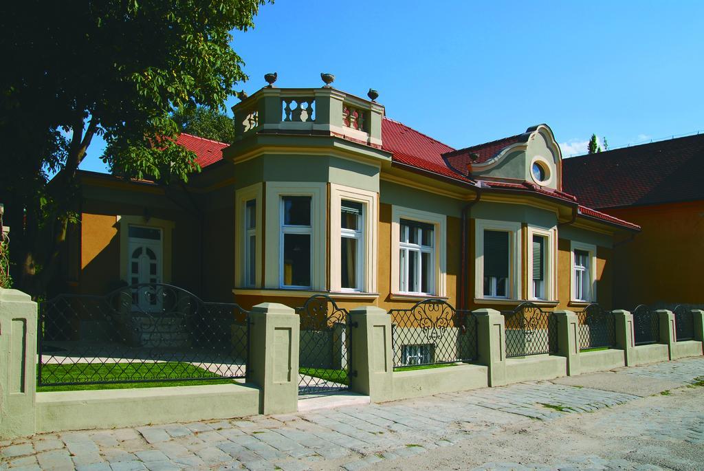Hotel Bow Garden Komárno Chambre photo