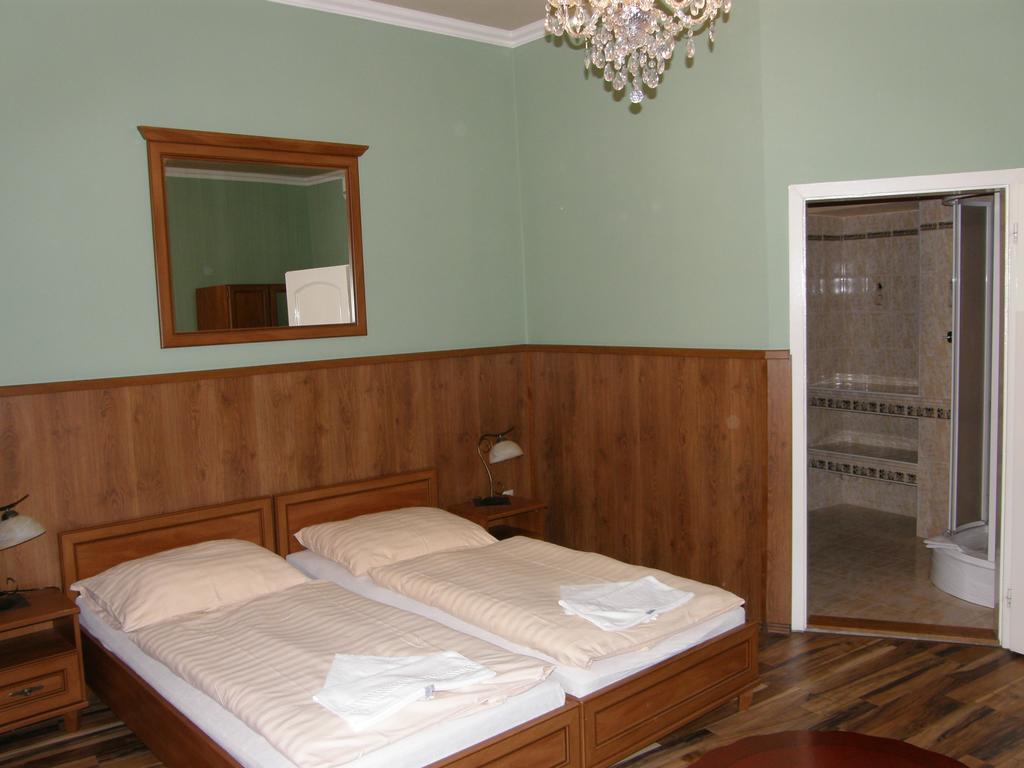 Hotel Bow Garden Komárno Chambre photo