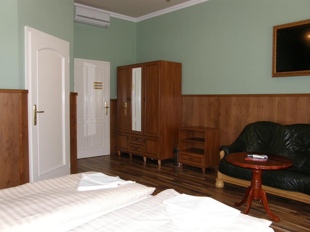 Hotel Bow Garden Komárno Chambre photo