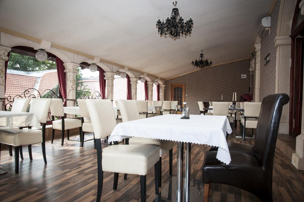 Hotel Bow Garden Komárno Extérieur photo